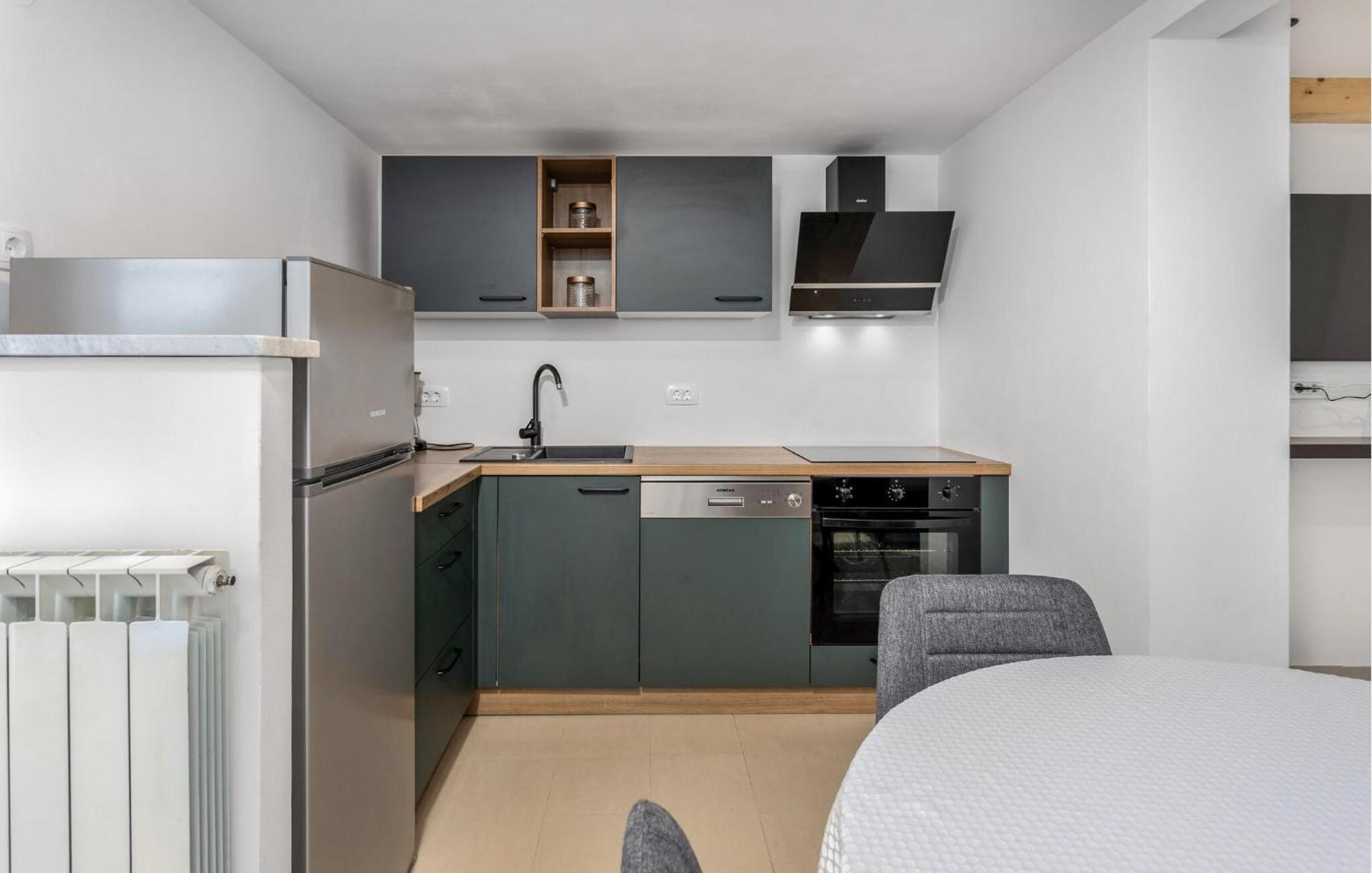 Gorgeous Apartment In Brsec With Kitchen Exterior foto